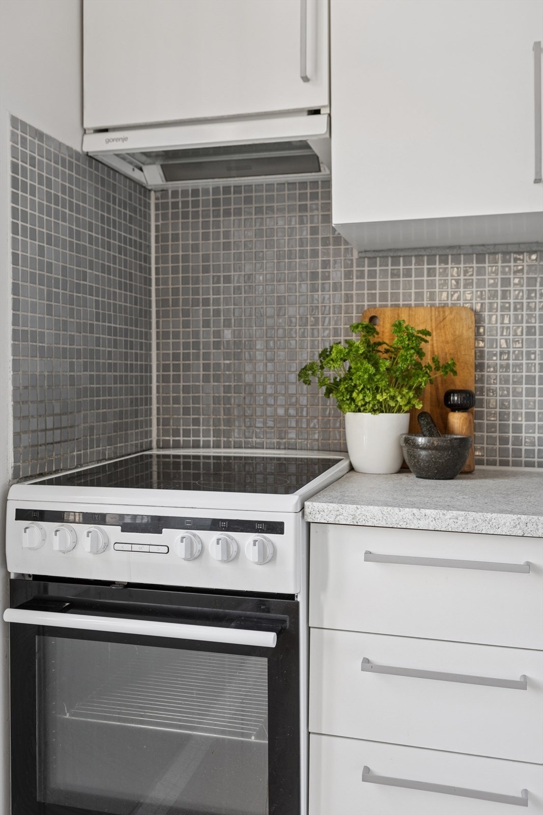 Kjøkkenet er utstyrt med hvitevarer som kjøl- og fryseskap, komfyr med keramisk topp og avtrekksventilator med kullfilter. Galleribilde