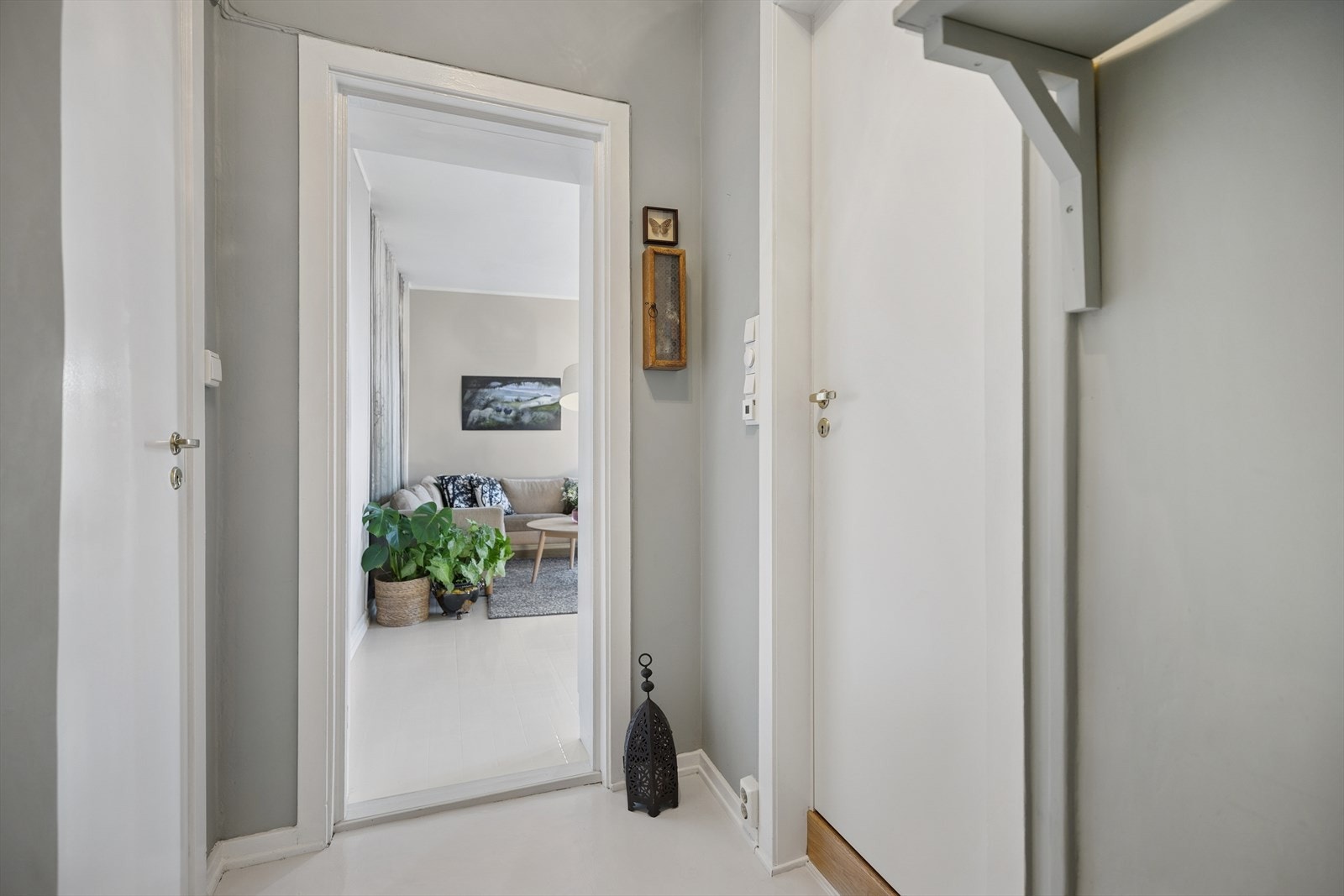 På hver sin side av gangen finner man toalettrom til venstre og bad til høyre. Galleribilde