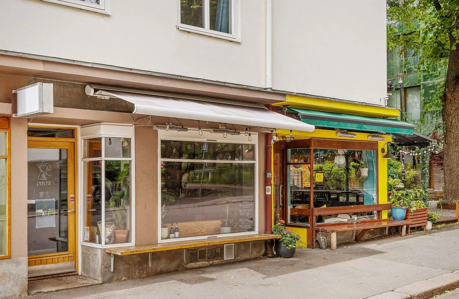 Rett rundt hjørnet finner du bl. a. Art Bar, Evvia kafebar og restauranten Hot Shop. Galleribilde