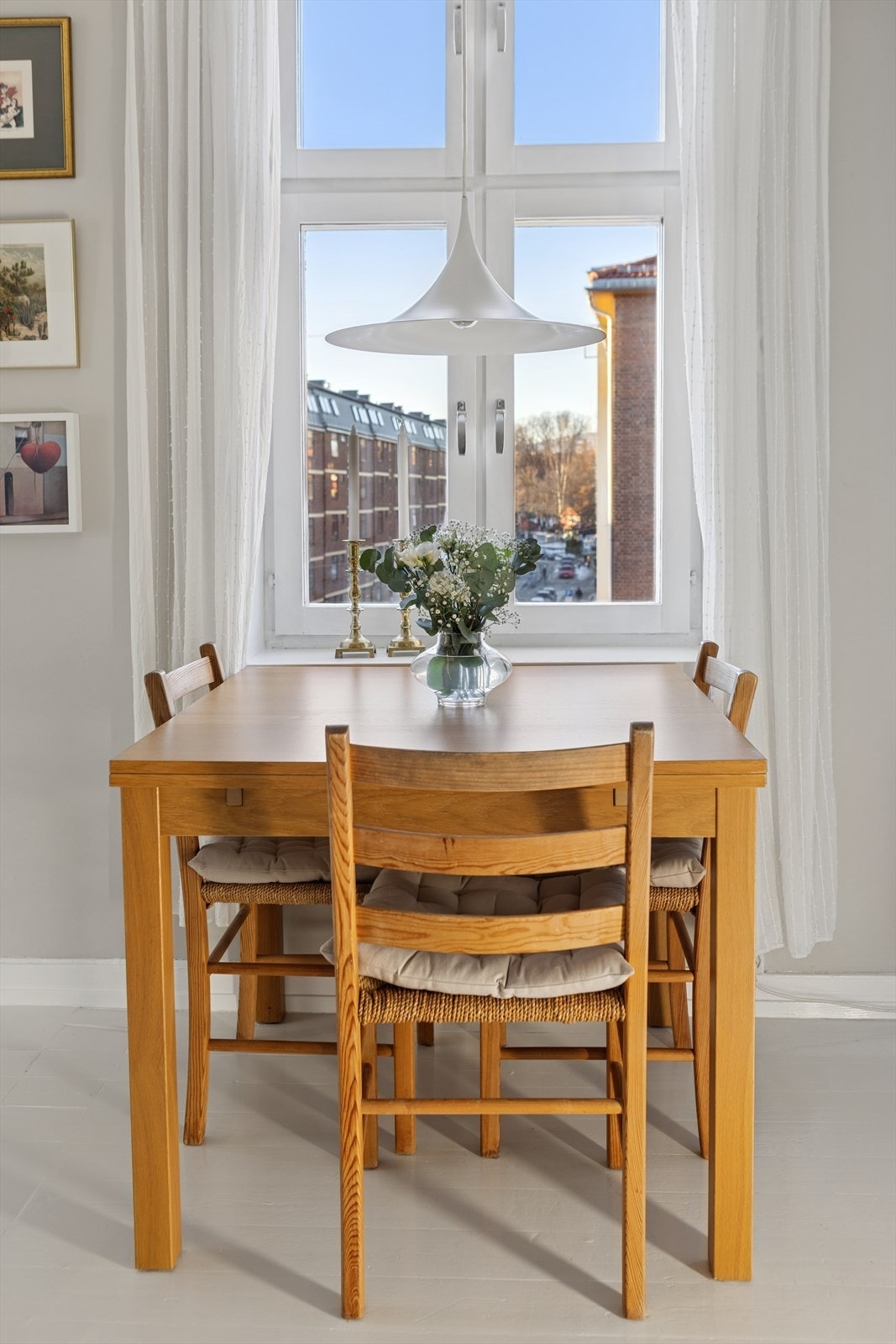 Rikelig med dagslys gjennom de store klassiske vinduene. Her har man utsyn over nærområde og utsikt i det fjerne mot Grunerløkka og Ila. (lampe over spisebord medfølger ikke) Galleribilde