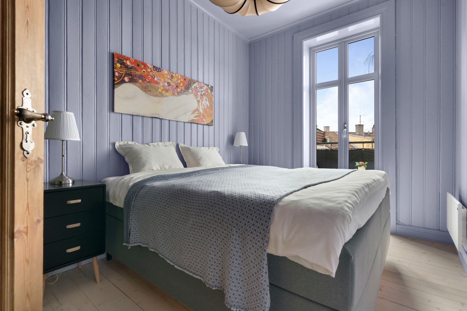 Hovedsoverommet har en klassisk stil og god plass til både dobbeltseng og garderobeskap. Galleribilde