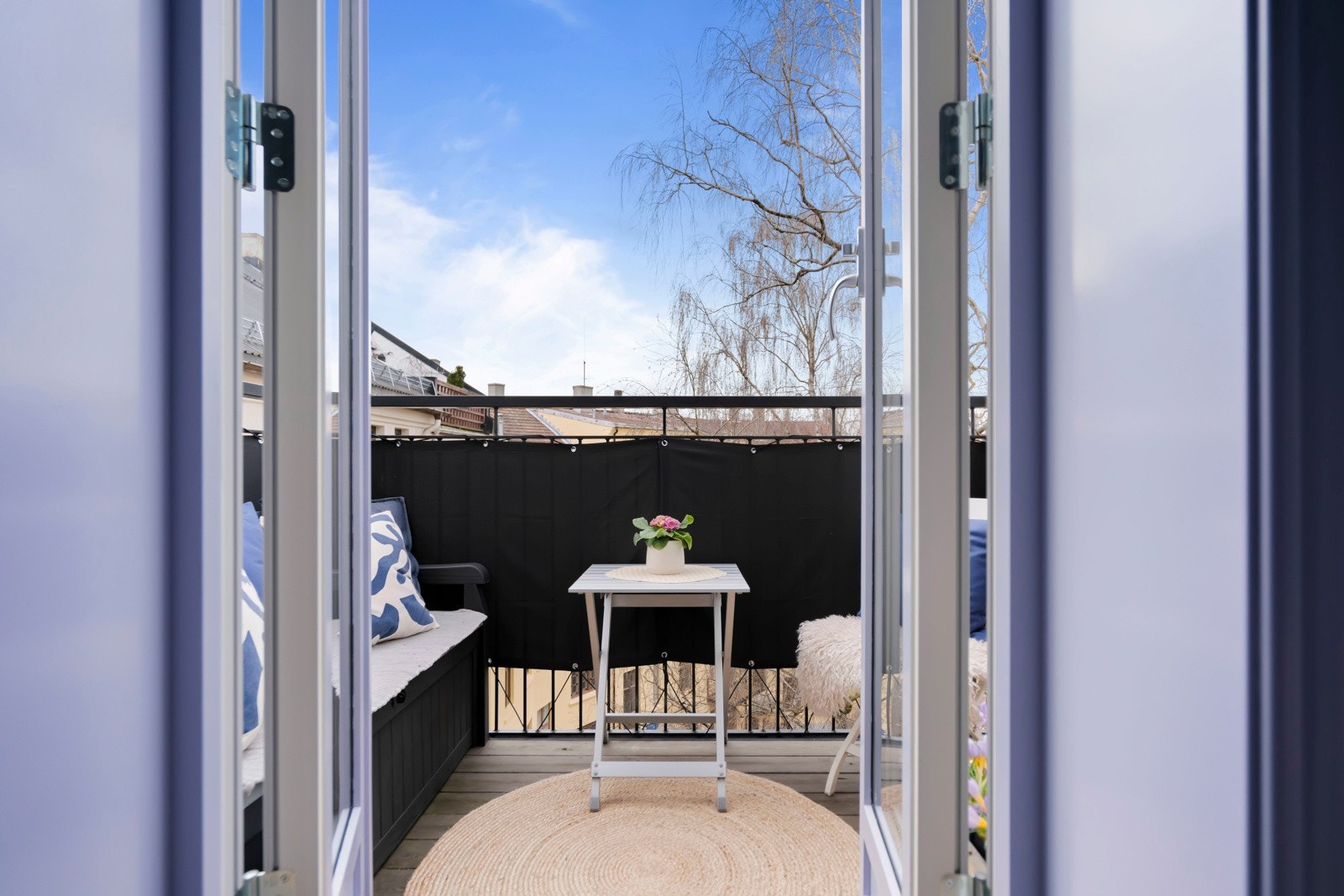 Fra soverommet har leiligheten utgang til vestvendt balkong med ettermiddagssol. Galleribilde