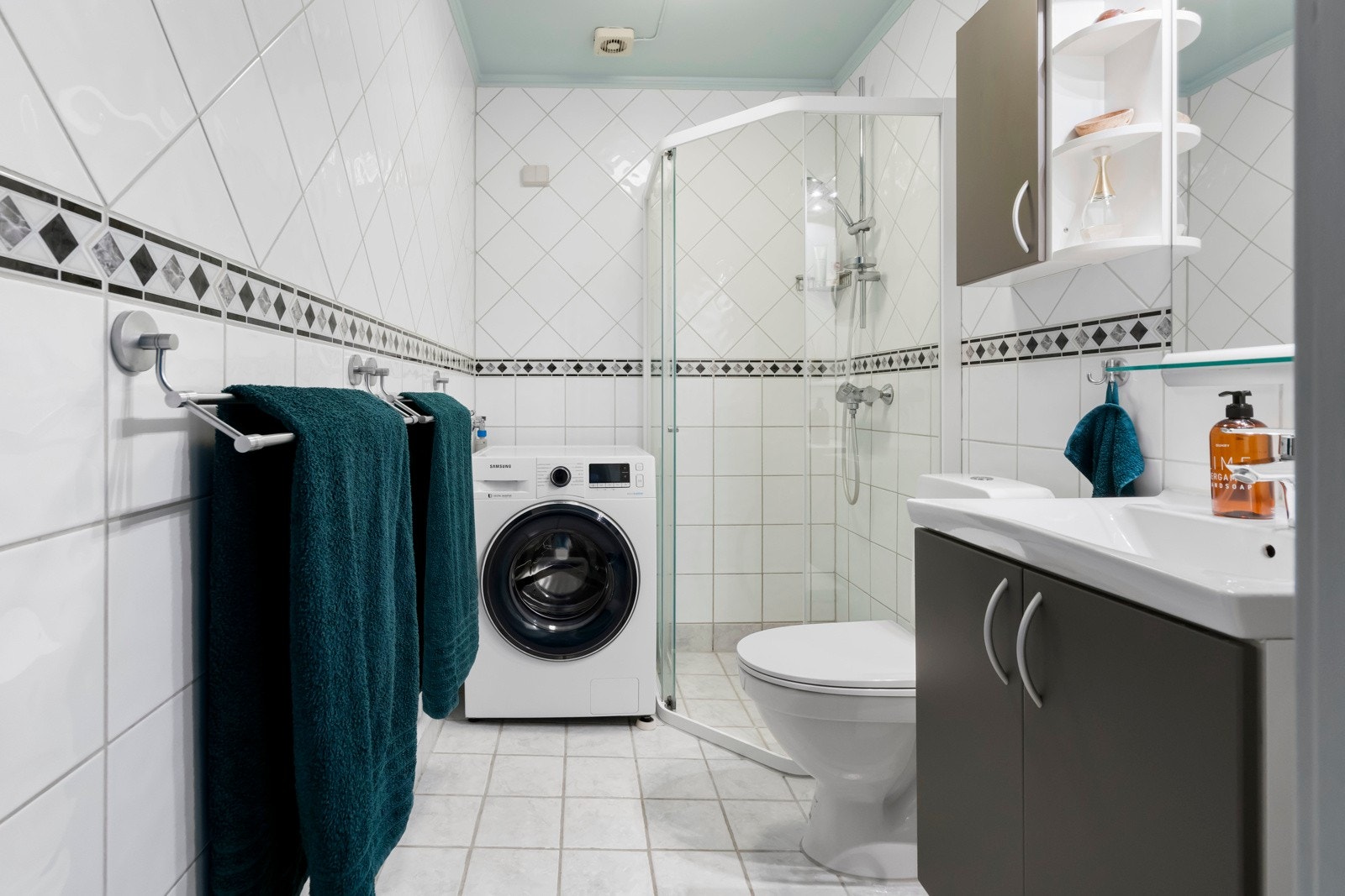 Badet er flislagt og har praktiske løsninger. Galleribilde