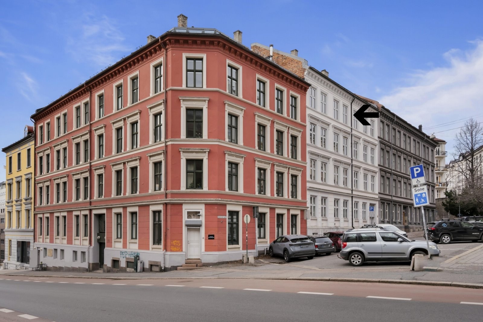 Leiligheten ligger i øverste etasje, tilbaketrukket ved et rolig gatetun Galleribilde