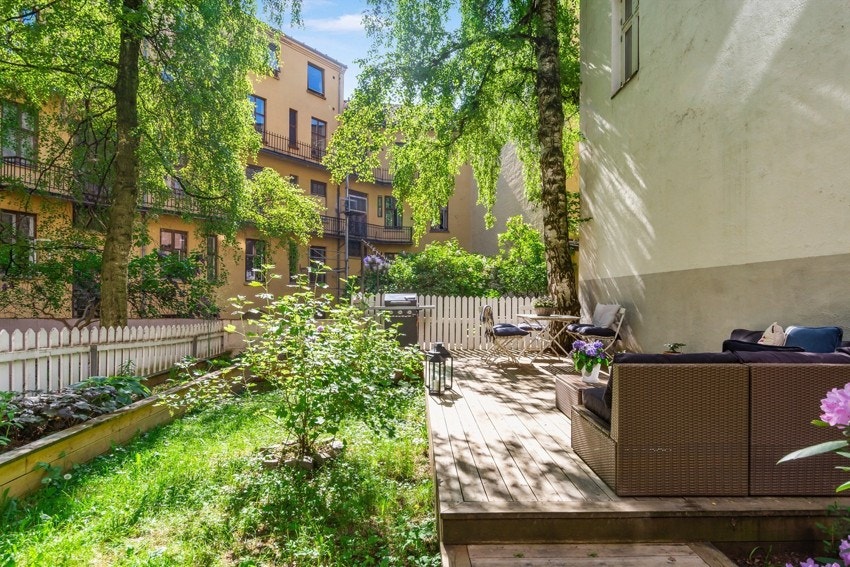 Pent opparbeidet fellesområder med gruslagt bakgård, sykkelparkering, diverse beplantinger og terrasseplatting Galleribilde