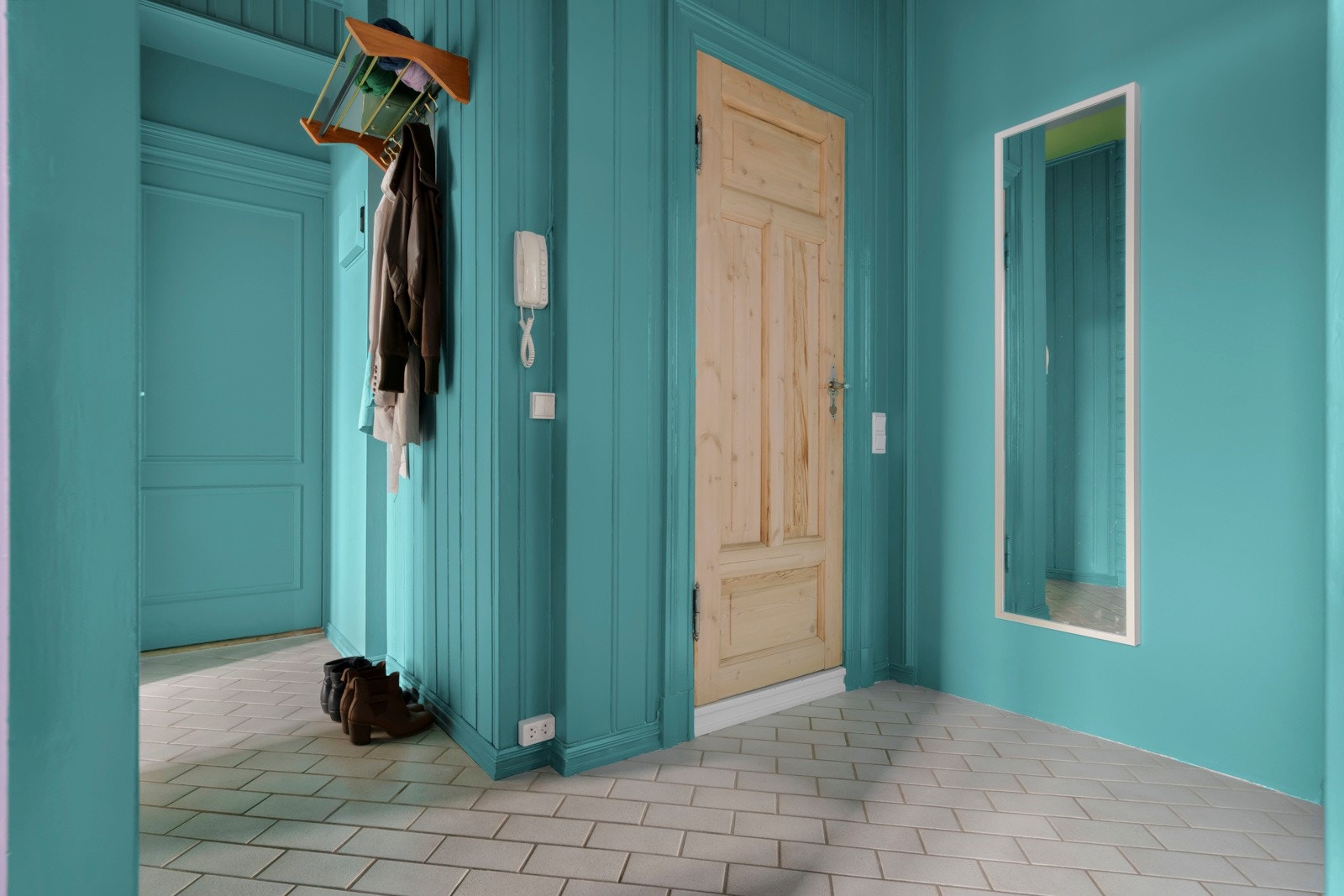 Romslig og lys flislagt entre. Galleribilde