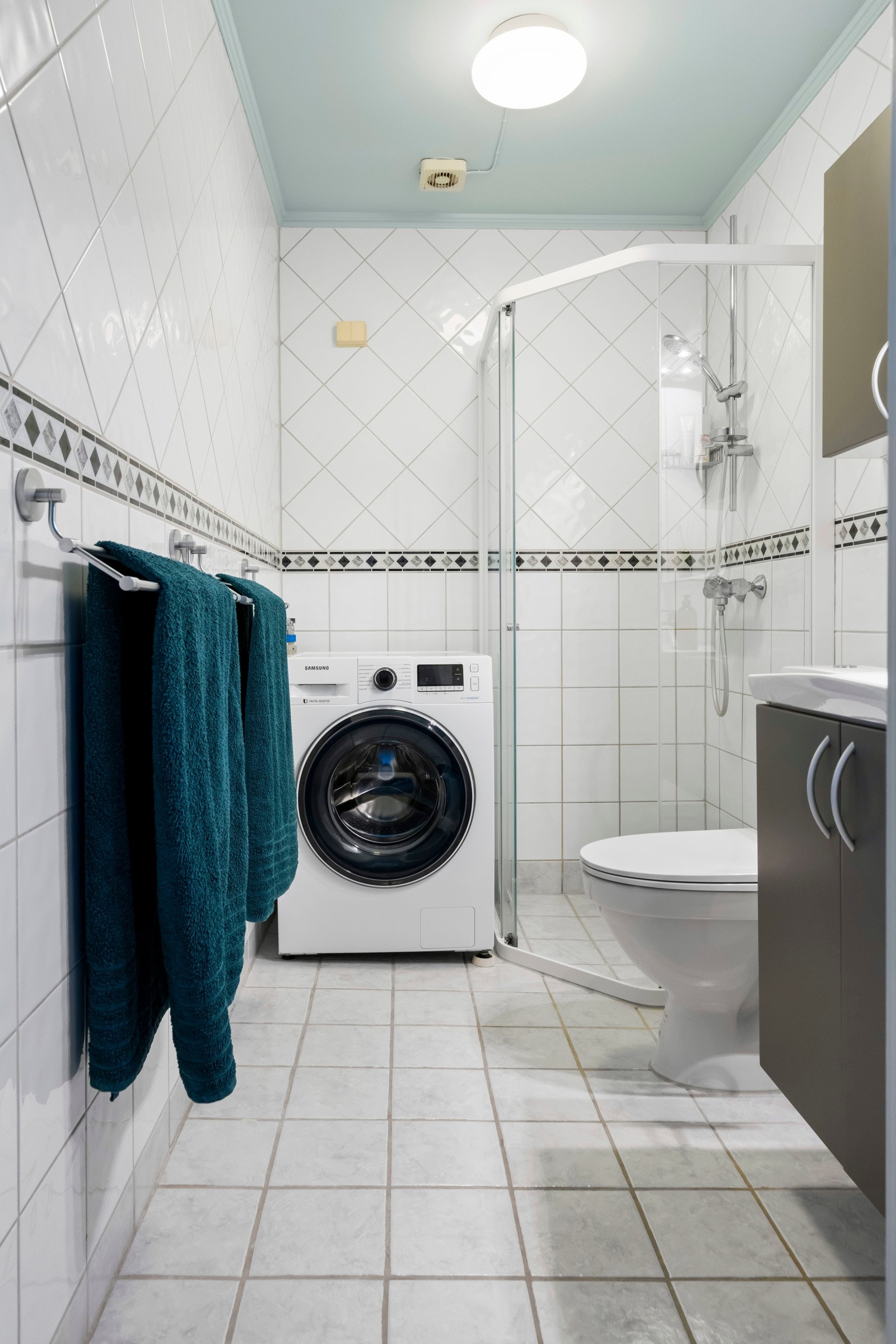 Det er plass til både vaskemaskin, tørketrommel og oppbevaring. Galleribilde