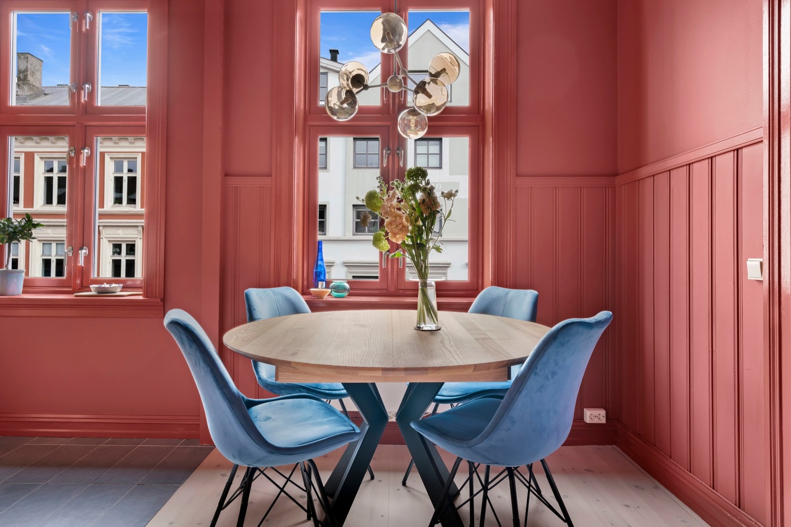 Hyggelig spiseplass på kjøkkenet. Galleribilde