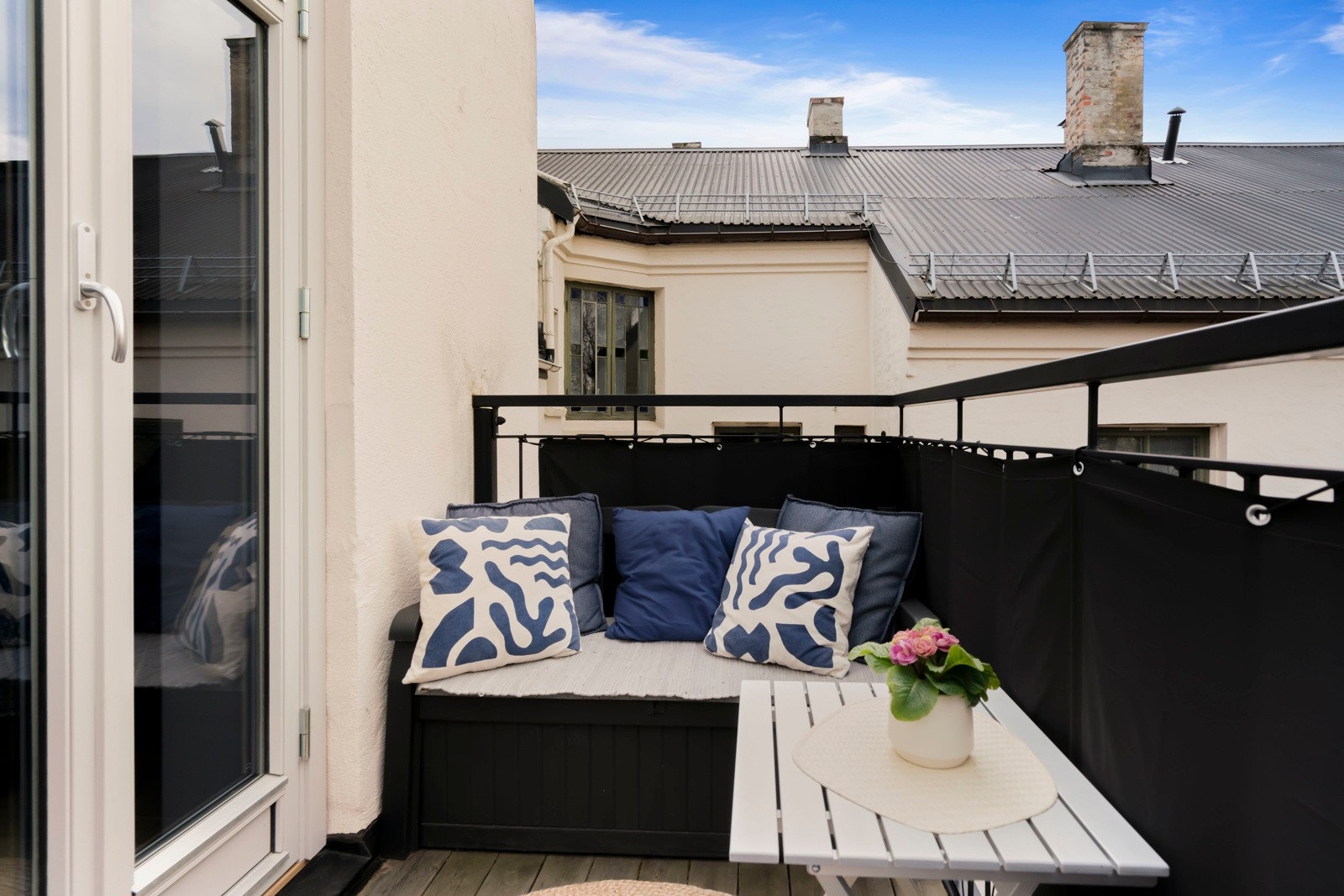 Balkongen har plass til en koselig sittegruppe. Galleribilde