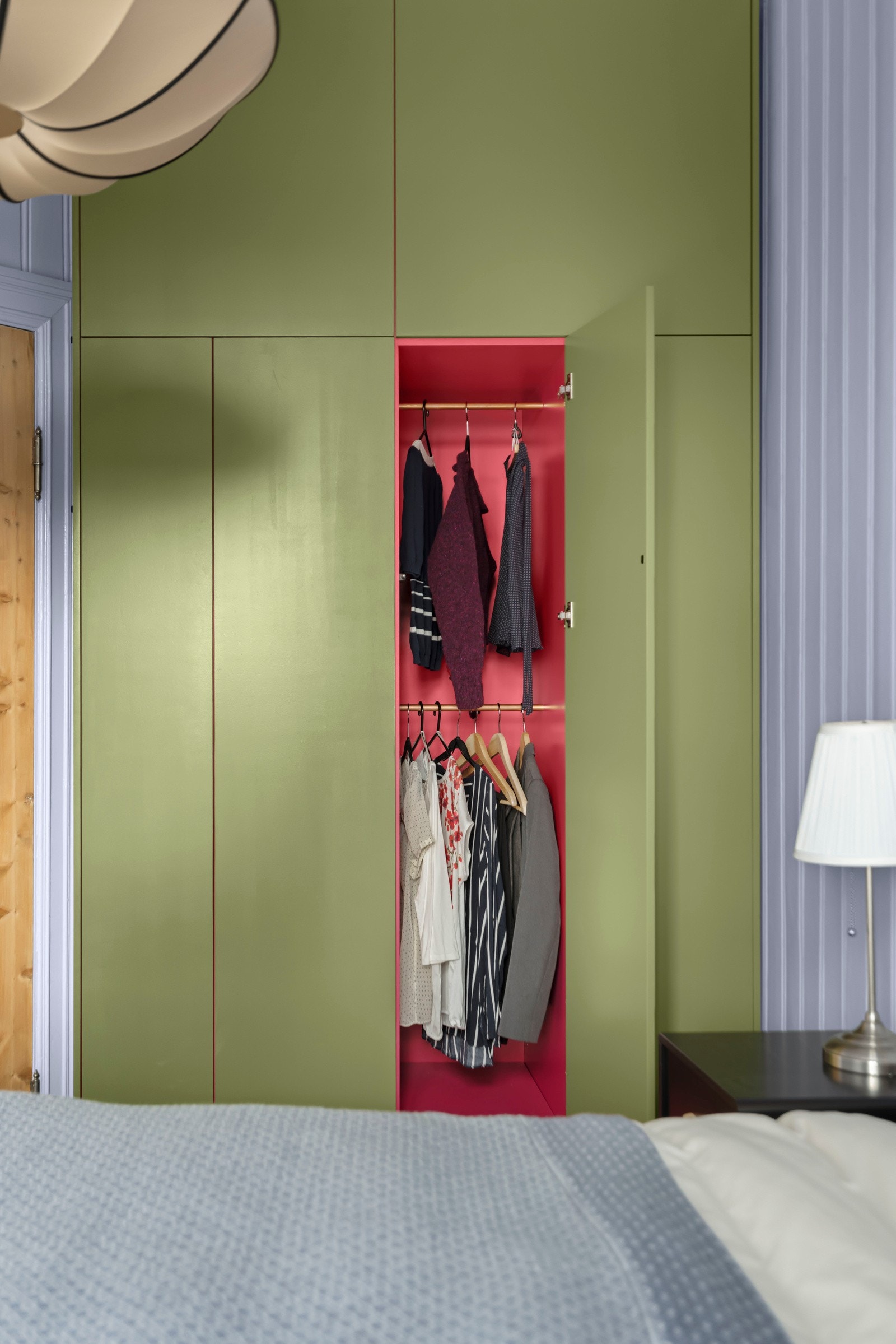 Rommet har et stort, plassbygd garderobeskap fra 2022. Galleribilde