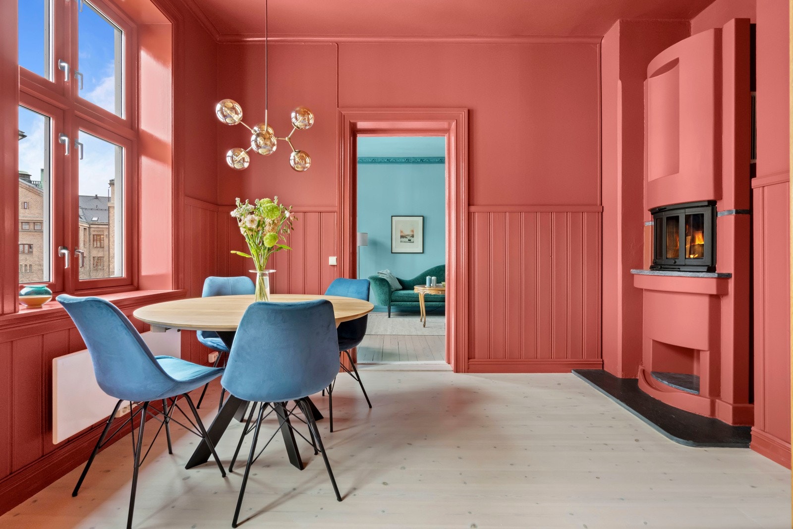 Klassiske detaljer som brystpanel og en innbydende peis. Galleribilde