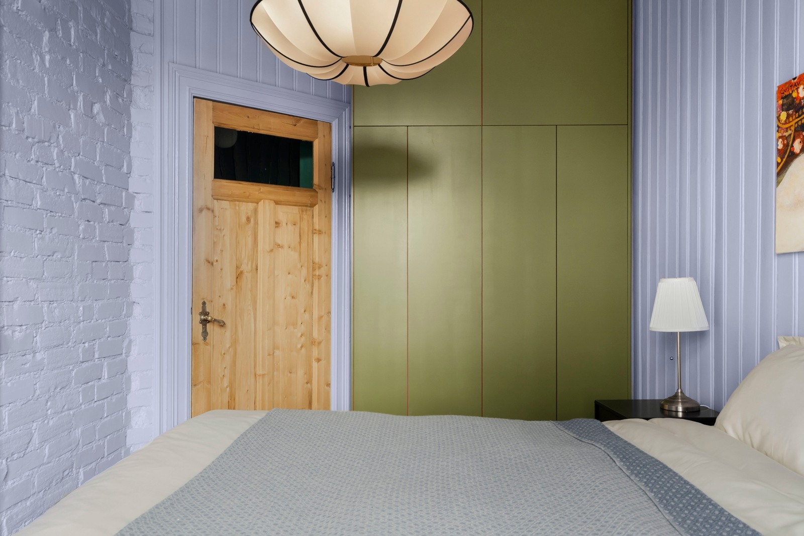 Veggene er delikat sammensatt med panel og teglstein. Galleribilde