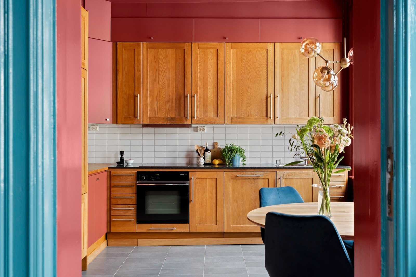 Kjøkkenet har rikelig med både benke- og skapplass. Galleribilde