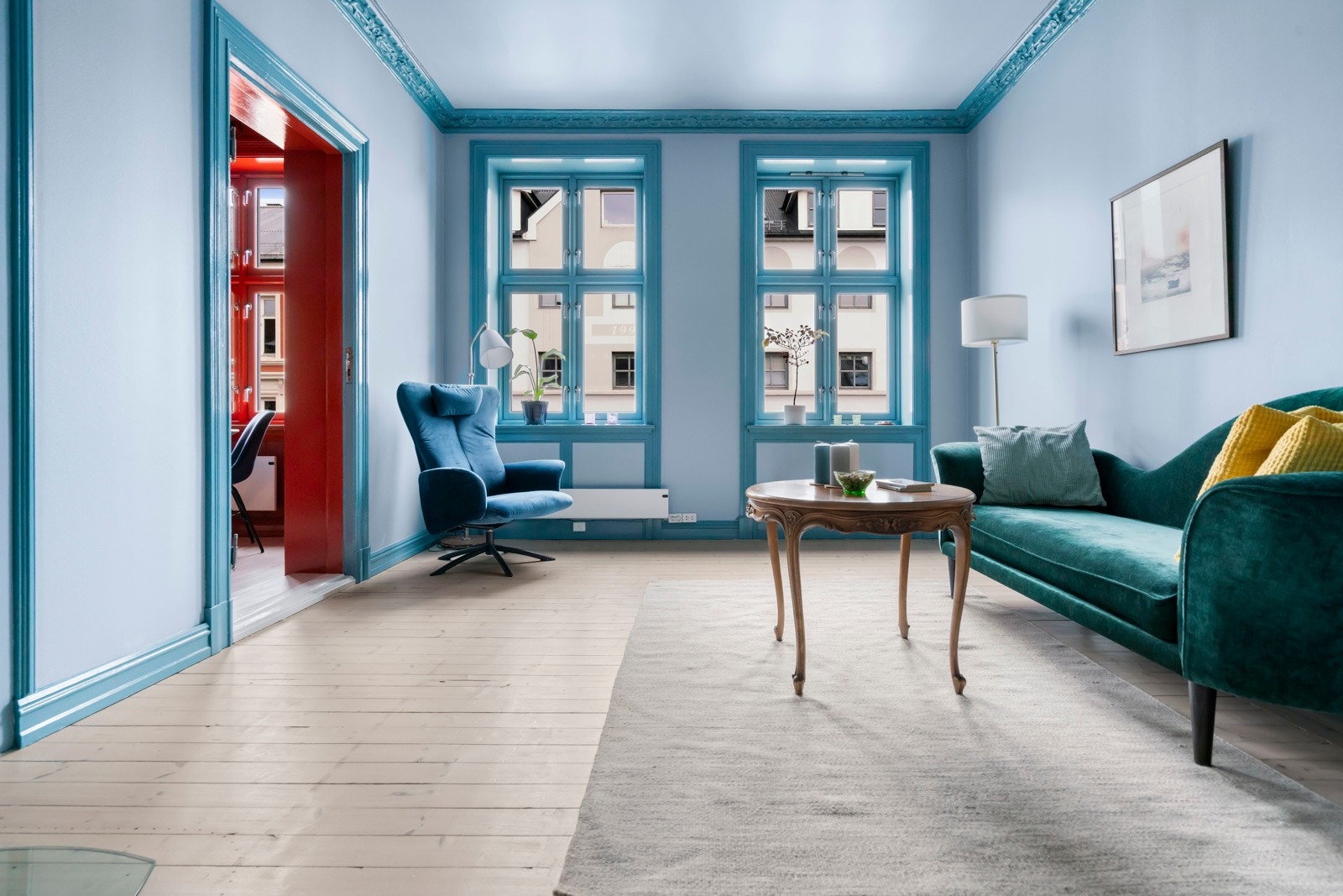 Stuen har mye naturlig lys og sjarmerende vinduskarmer. Galleribilde