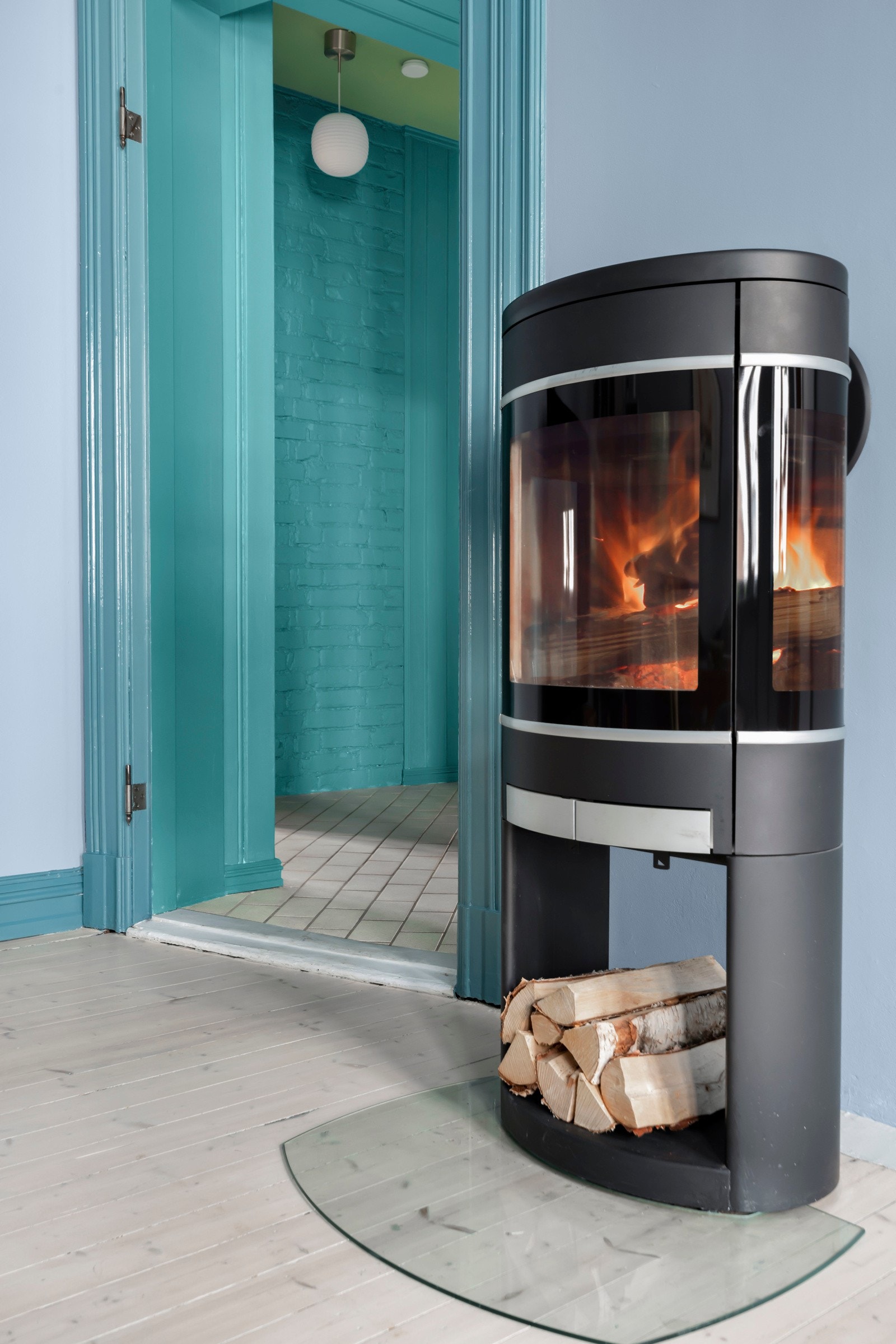 På kjølige dager kan du nyte varmen fra den stemningsfulle peisen. Galleribilde