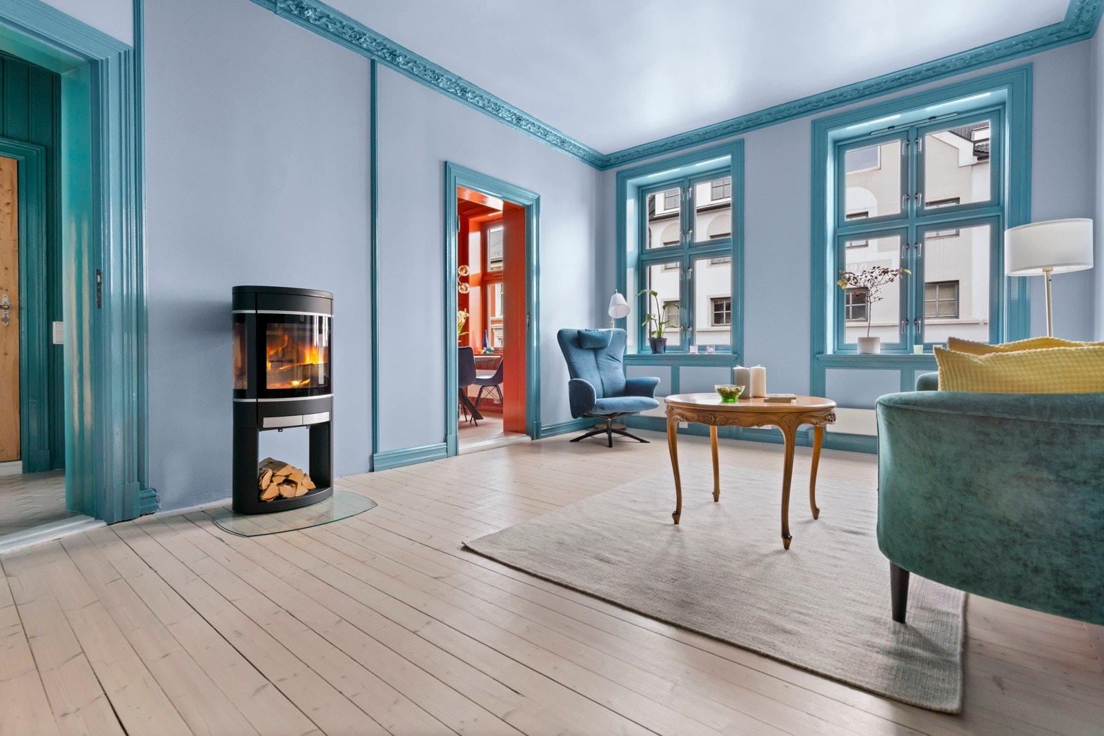 Rommet preges av klassiske detaljer, som elegant stukkatur i taket. Galleribilde