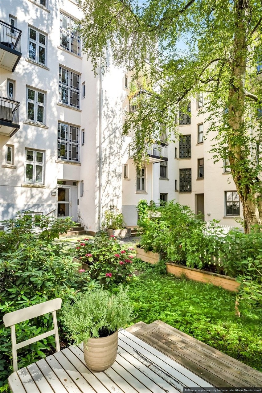 Koselig bakgård. Galleribilde