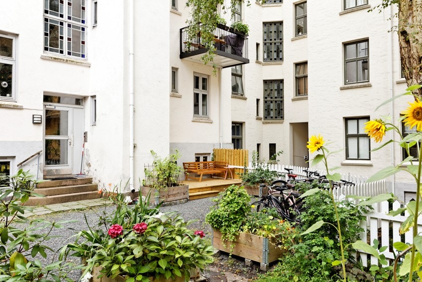 Bakgården er frodig og innbydende. Galleribilde