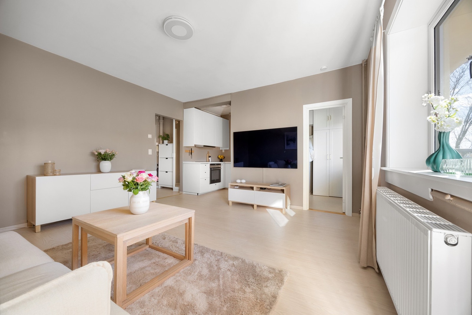 Nytt laminatgulv og nymalte overflater. Laminatgulvet er lagt oppå originalt tregulv. Galleribilde