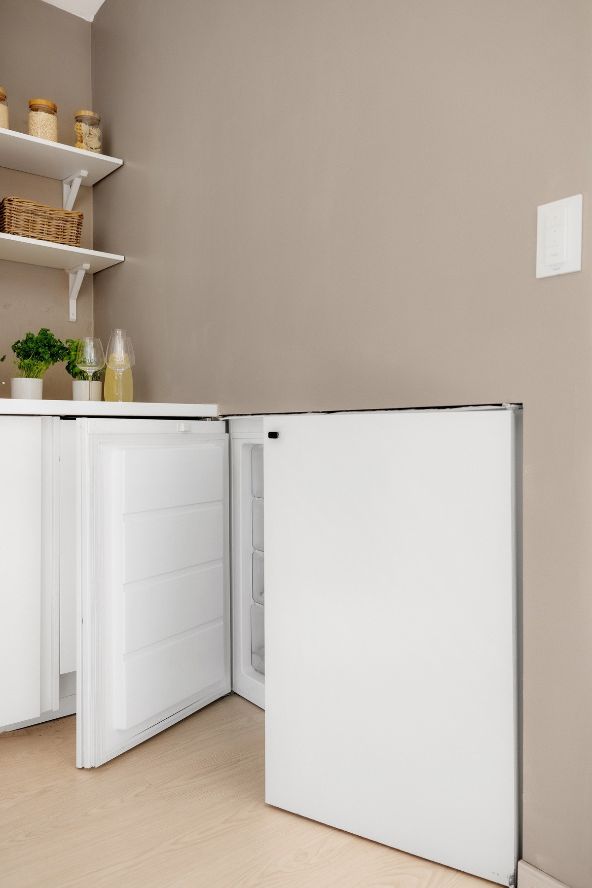 Smart innredet med kjøle- og fryseskap integrert i veggen. Galleribilde