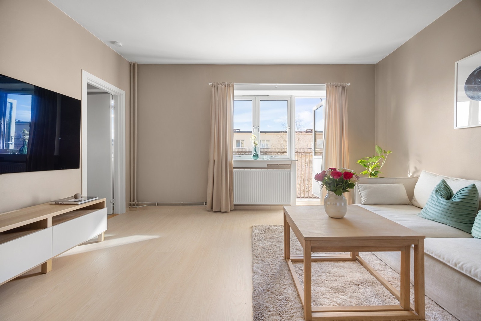 Store vindusflater sørger for rikelig med naturlig lysinnslipp i boligen. Galleribilde