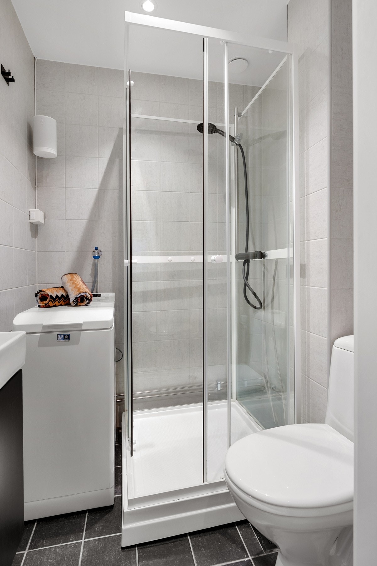 Flislagt bad med opplegg for vaskemaskin. Galleribilde