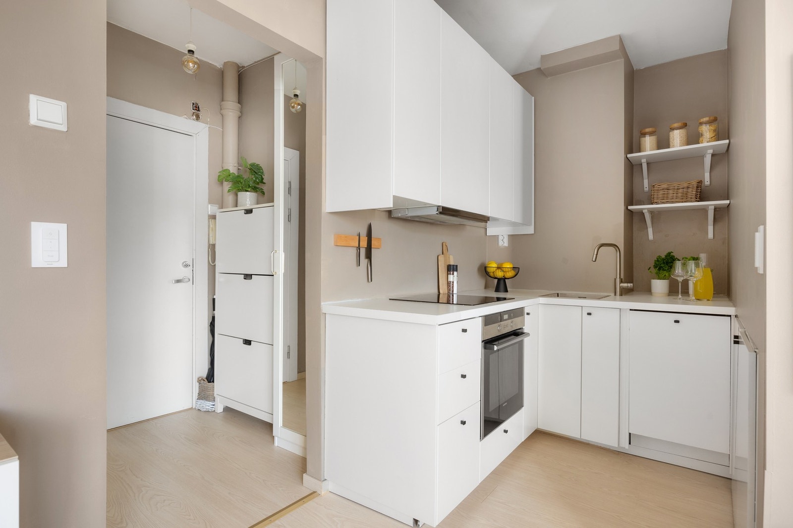 Ikea kjøkkeninnredning fra 2021 med integrert stekeovn, induksjonstopp, oppvaskmaskin, kjøl- og fryseskap. Galleribilde