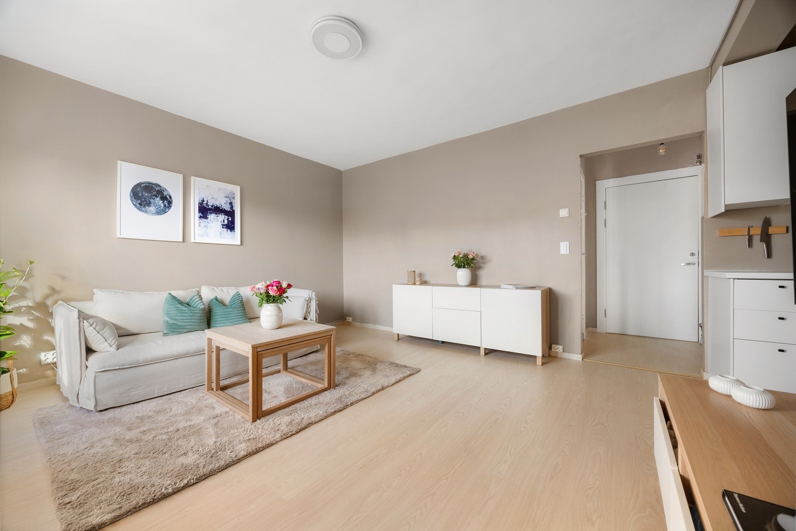 Det ble i fjor gjennomført store oppgraderinger i borettslaget: Nytt tak, fasaderehabilitering, nye vinduer og balkong. Galleribilde