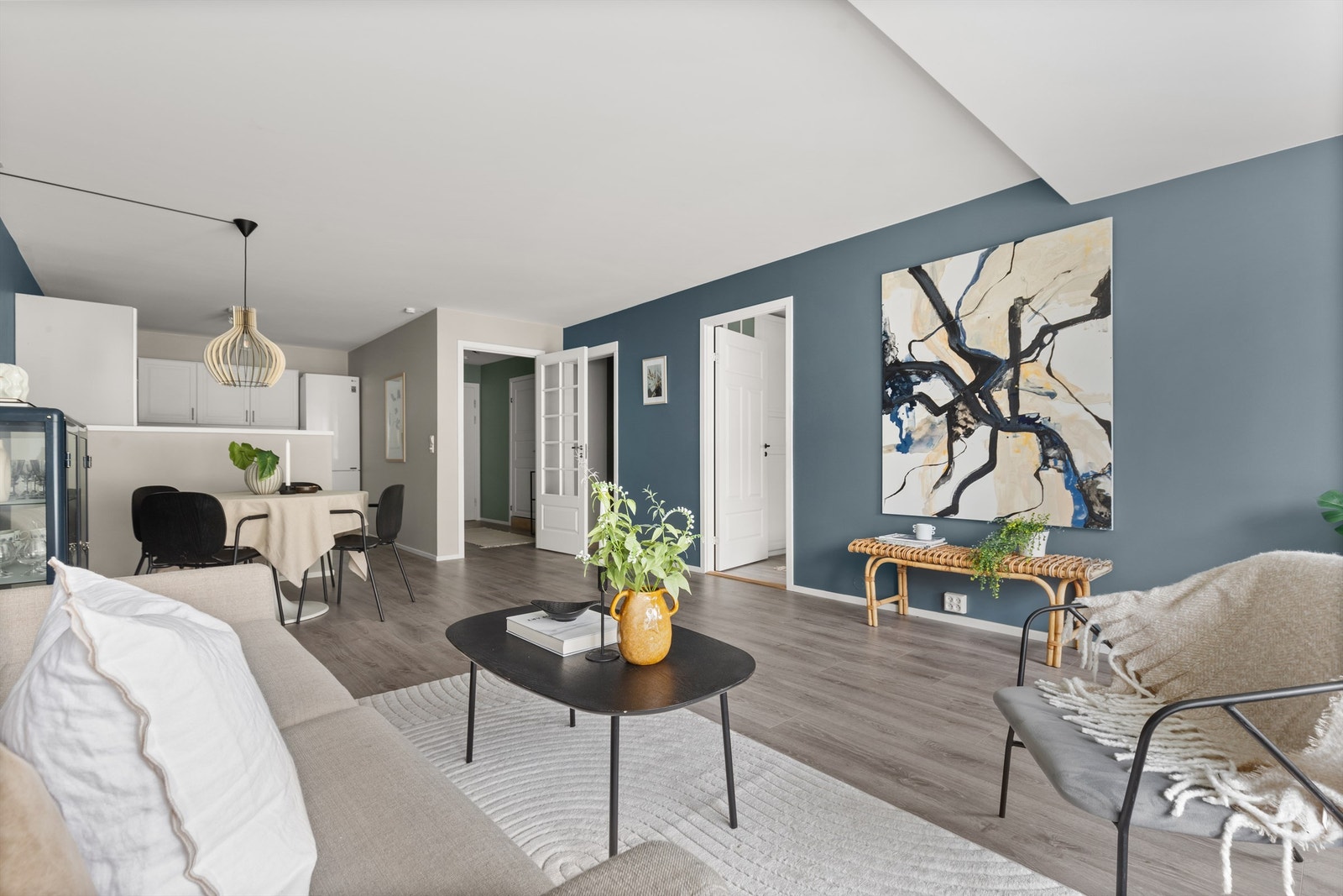 Leiligheten har gjennomgående laminatgulv. Galleribilde