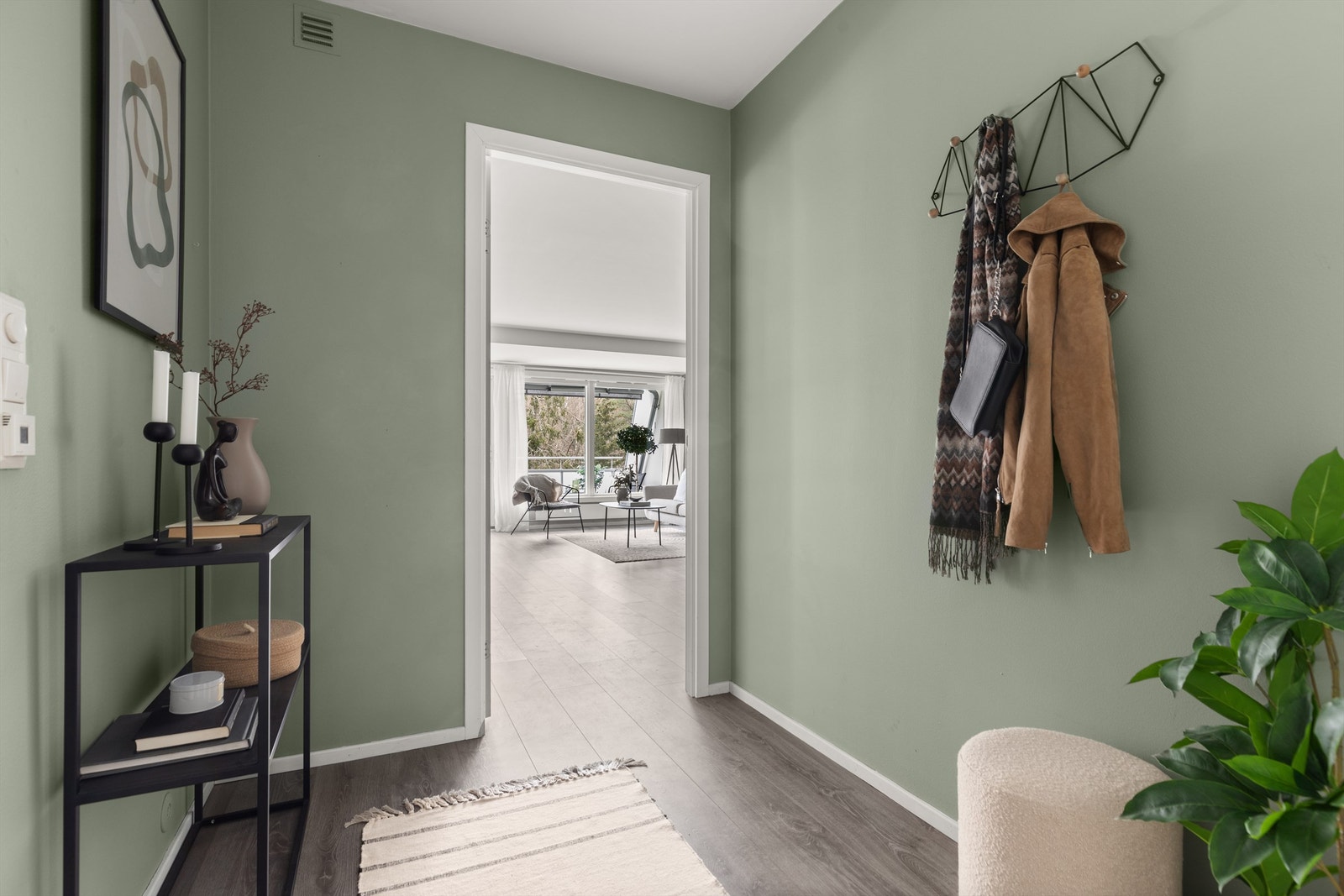 Det første som møter deg er en lun og innbydende entré, som gir et godt førsteinntrykk av leiligheten. Galleribilde
