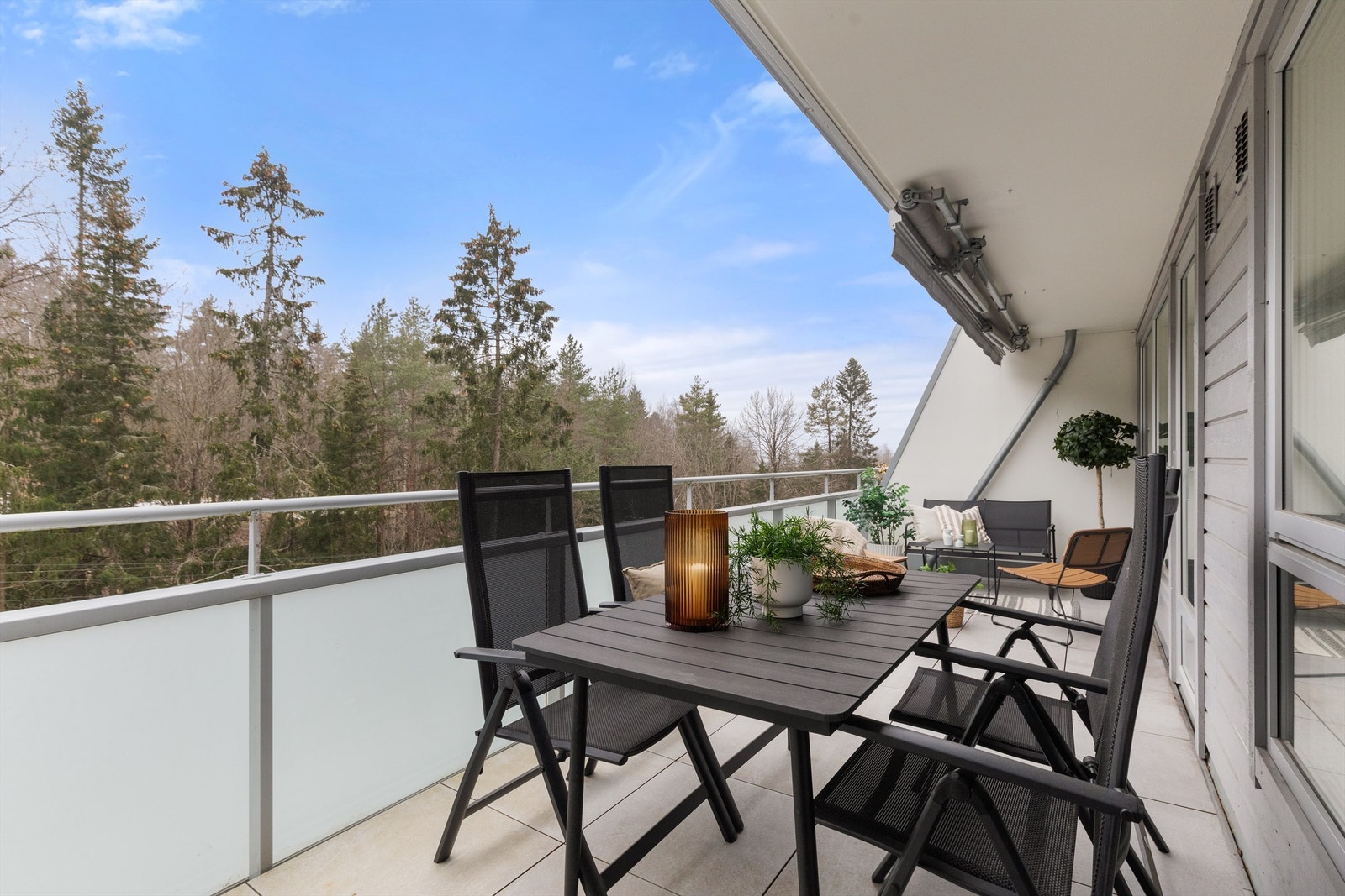 Hyggelig, sydvest-vendt terrasse på 16 m². Her kan man nyte solen store deler av dagen, ettermiddag og kveld på sommerstid. Galleribilde