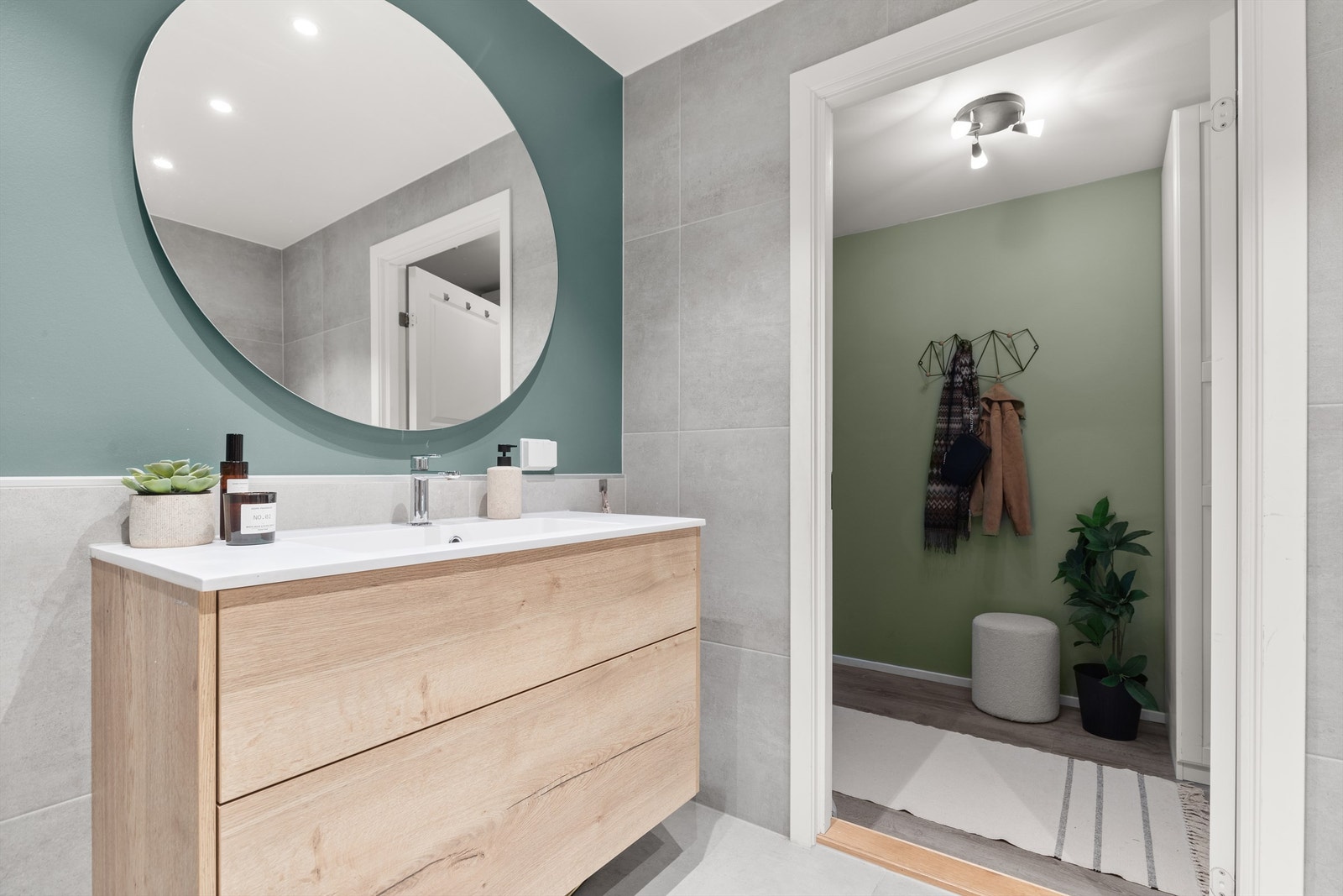 Badet har delvis- malte og flislagte flater. Downlights i himling og opplegg for vaskemaskin. Galleribilde