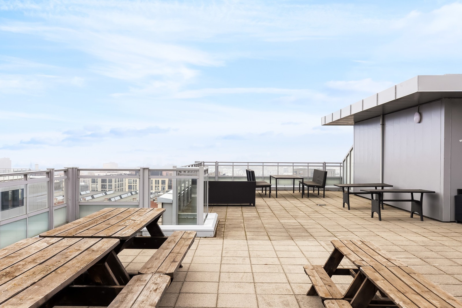 Tar man heisen helt opp så kan man nyte en nydelig utsikt og gode solforhold på felles takterrasse. Galleribilde
