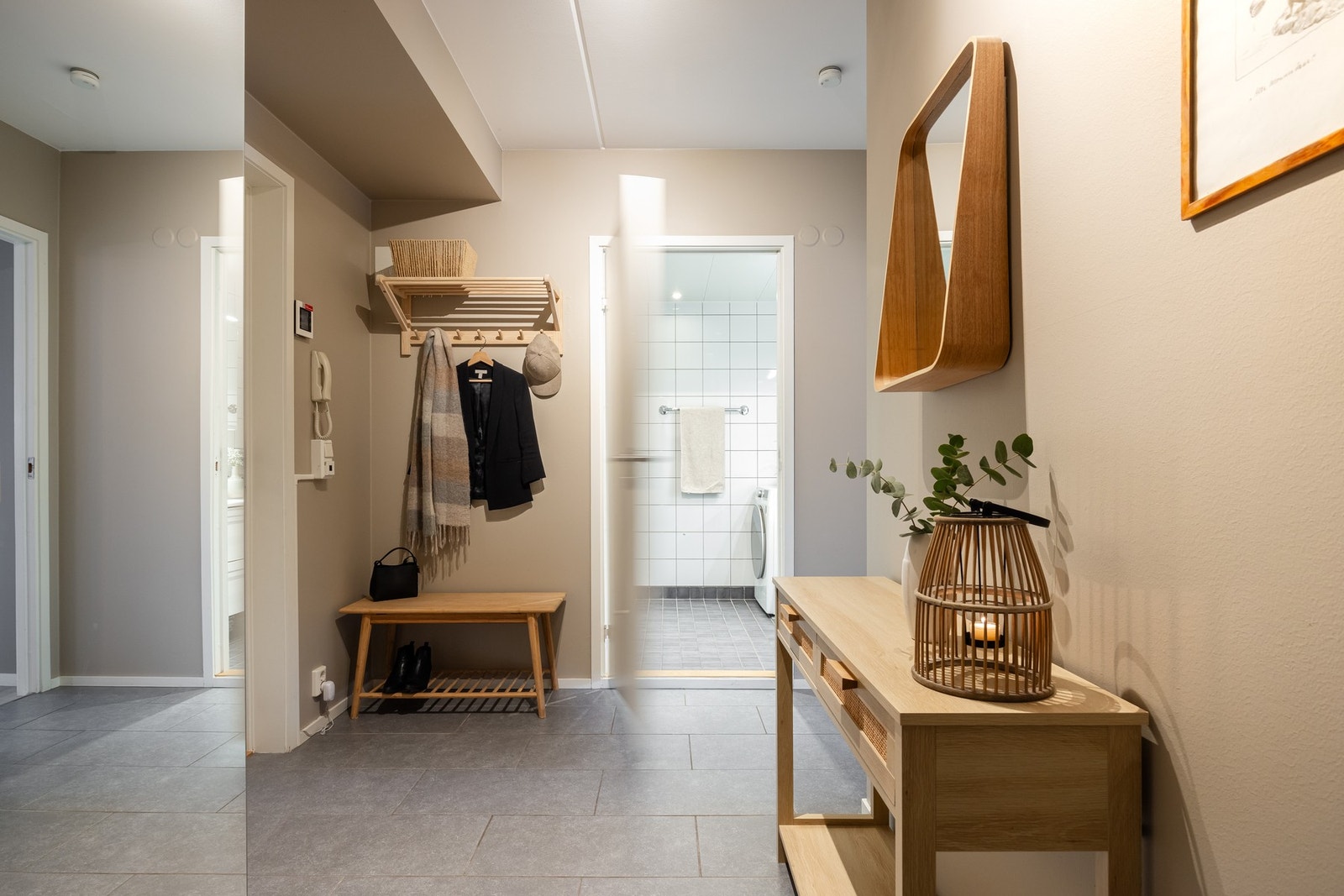 Her er det god plass til å henge yttertøy og sette sko. Galleribilde