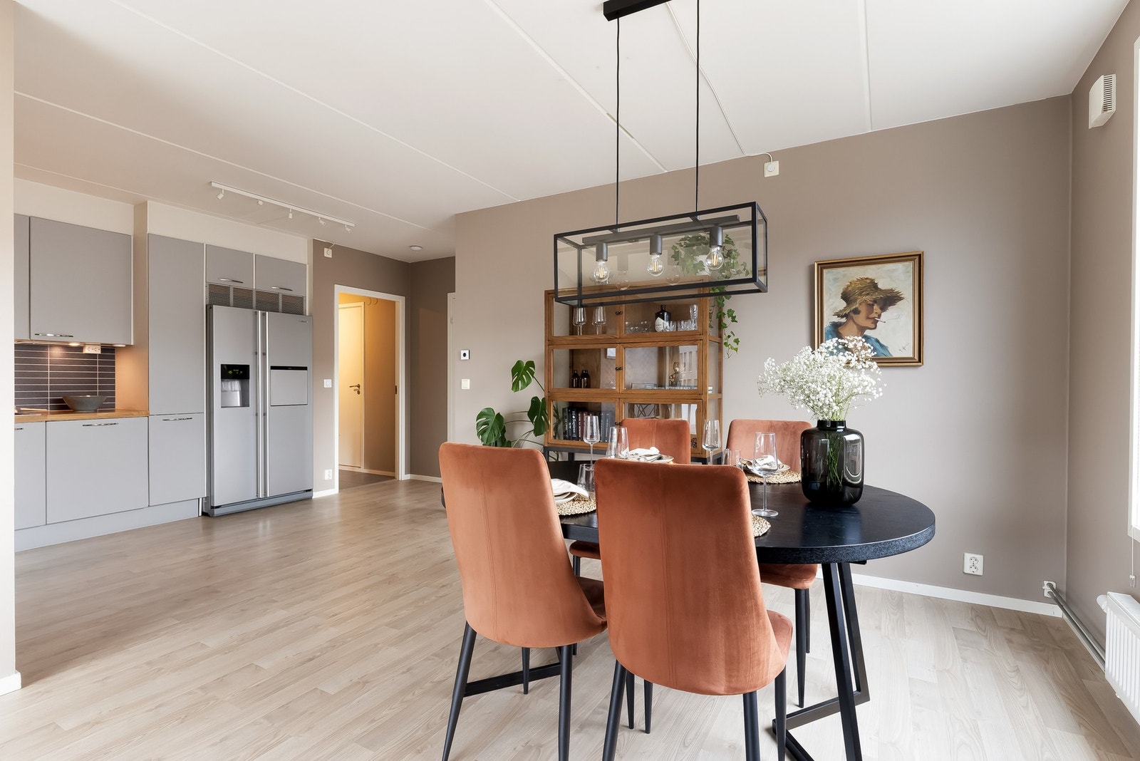 Det er god plass til spisebord for hele familien. Galleribilde