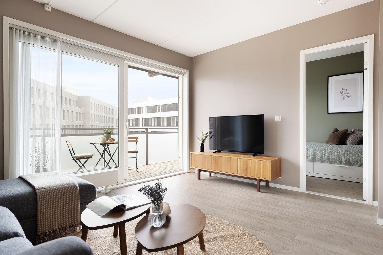 Stuen er romslig og har god plass til både stor sofagruppe og spisebord. Galleribilde