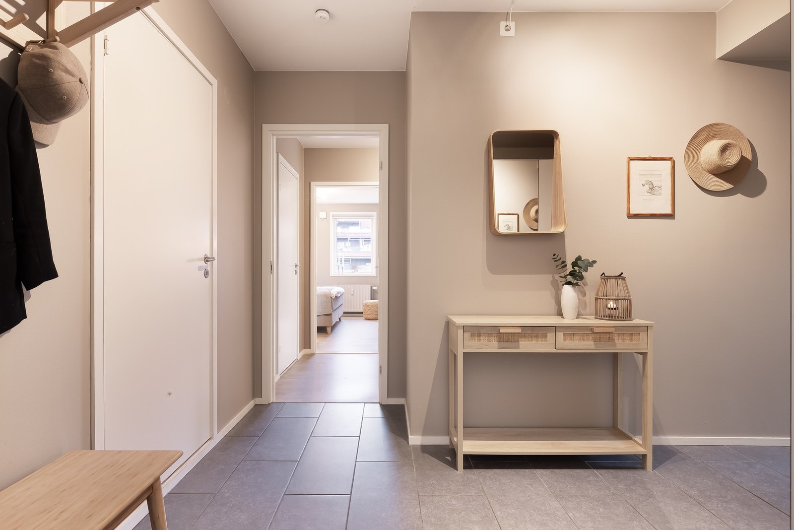 Stor og romslig entré er det første som møter deg. Galleribilde