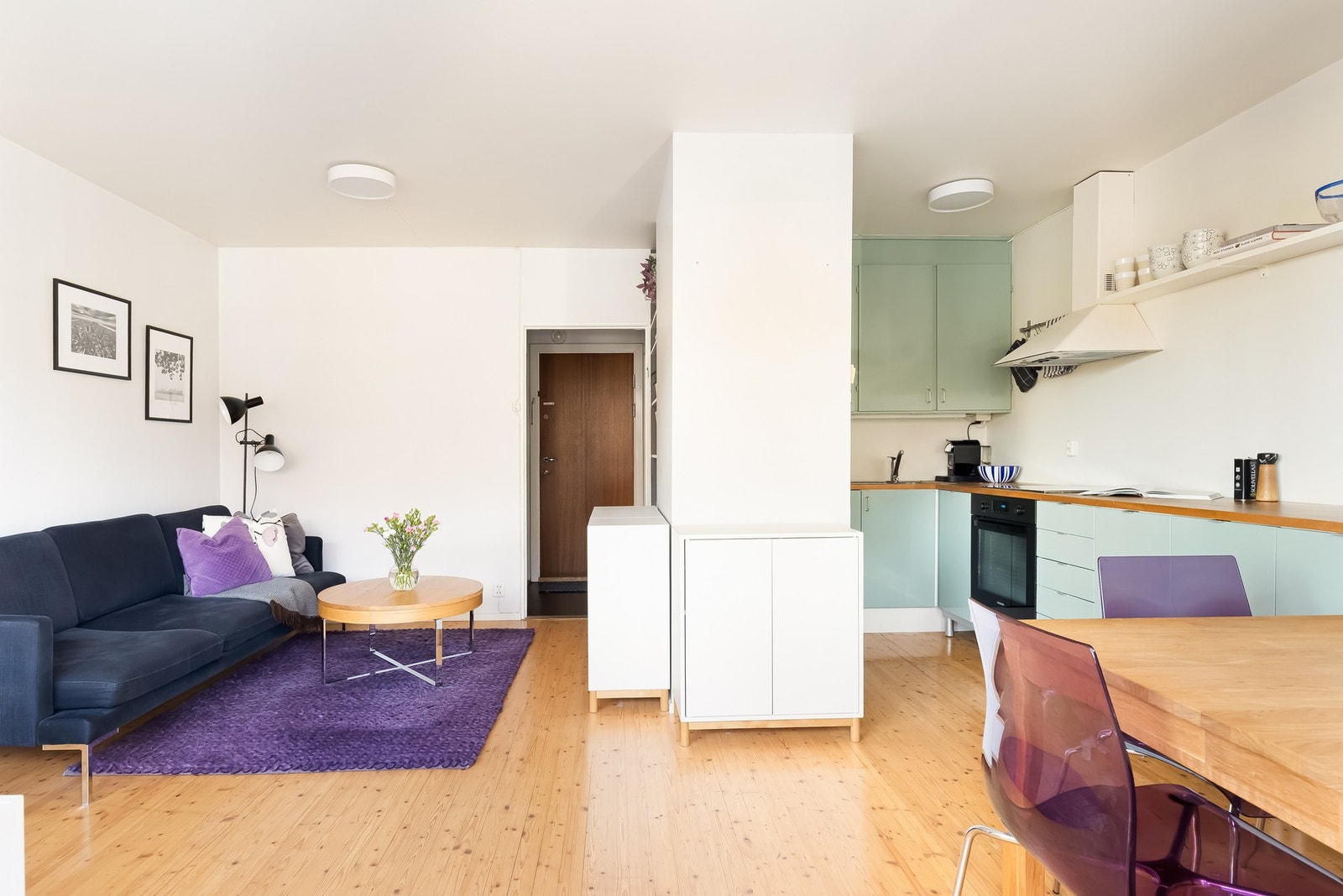 Her har du plass til et hyggelig sofahjørne, samt et spisebord hvor du kan invitere venner og familie. Galleribilde