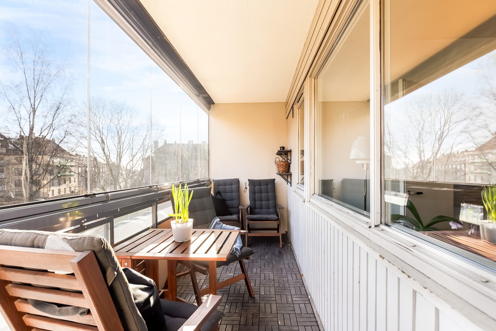 Den innglasset balkongen er som en forlengelse av stuen. Grilling på balkong tillates med elektrisk grill eller gassgrill. Galleribilde