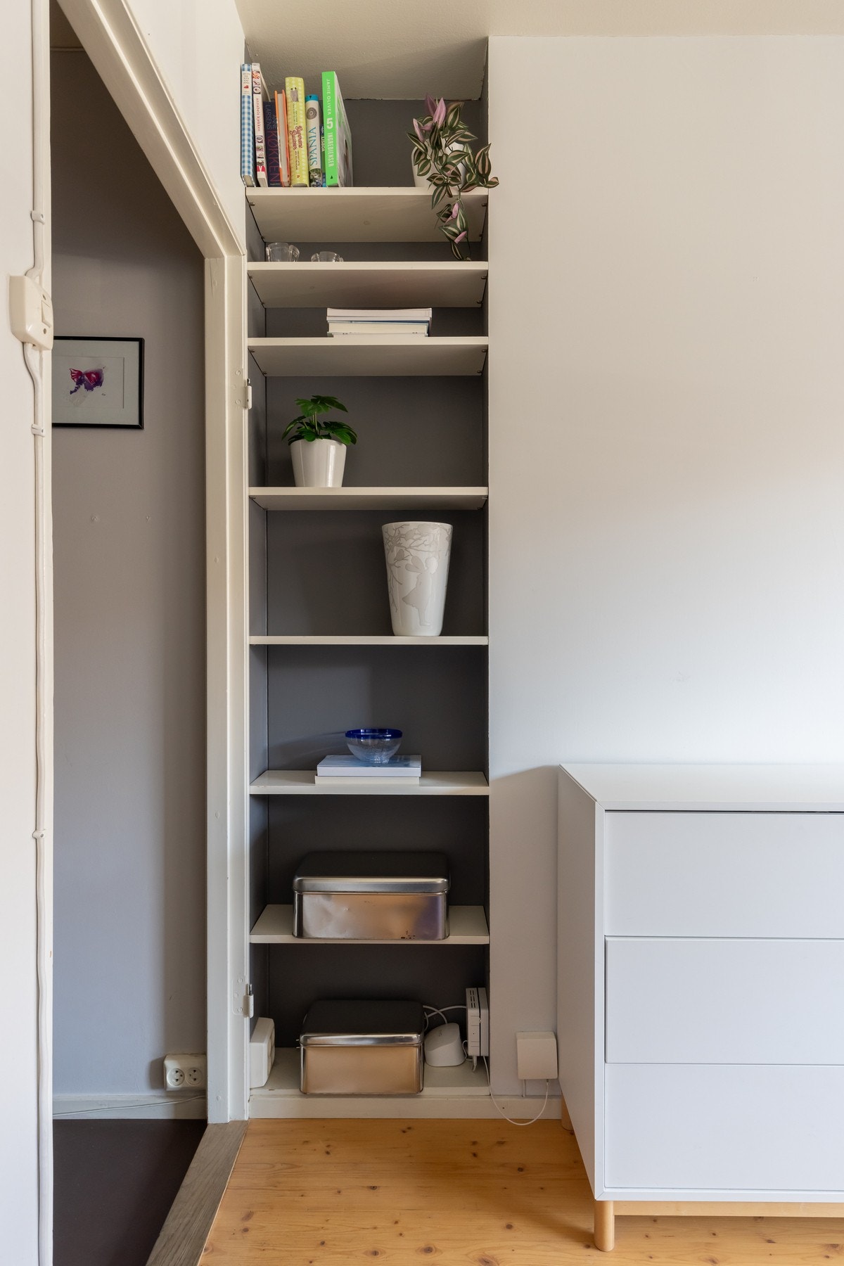 Praktisk hylle i stue for oppbevaring og/eller pynt. Galleribilde