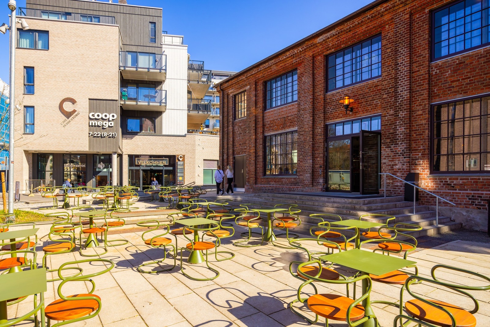 Kort vei til Carl Berner Torg med matbutikk, apotek, cafeer m.m Galleribilde