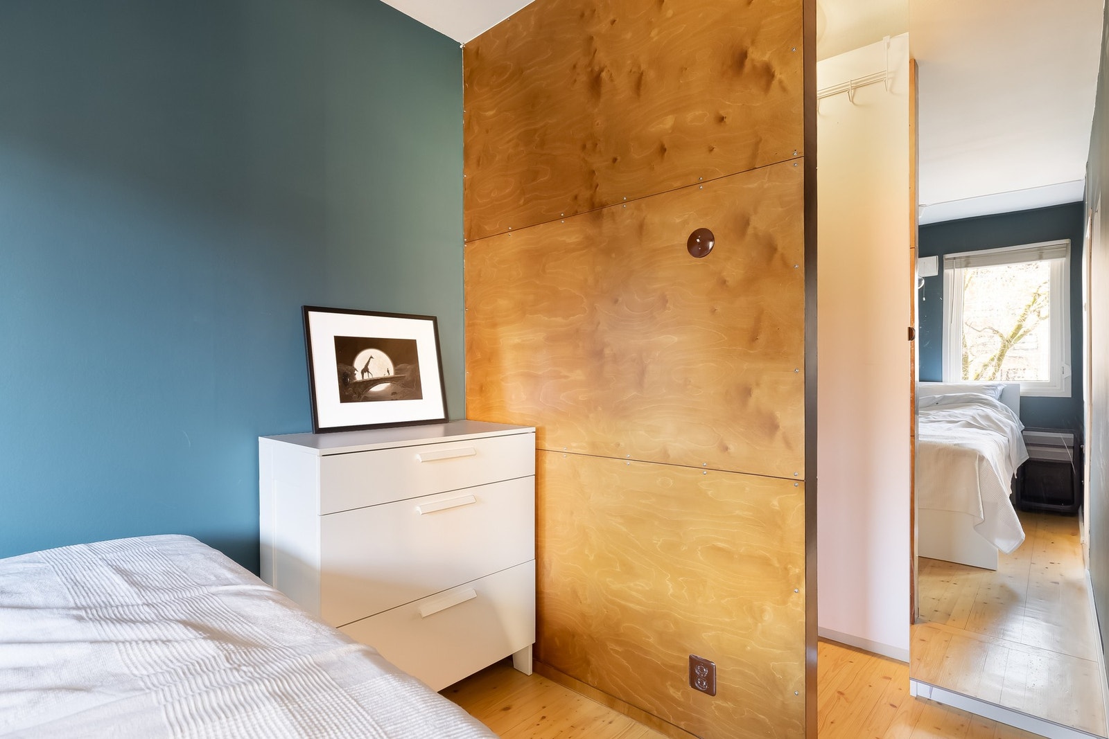 Praktisk oppbevaring bak skillevegg. Galleribilde