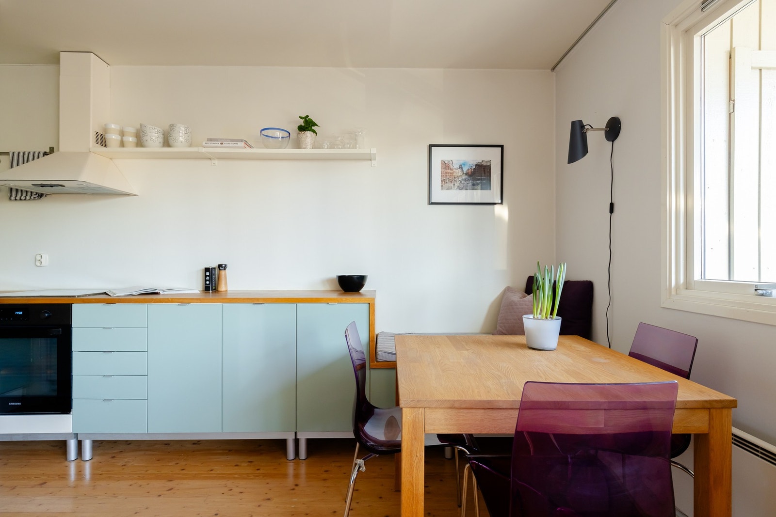 Plass til hyggelig spisegruppe som skaper et naturlig skille mellom stue og kjøkken Galleribilde