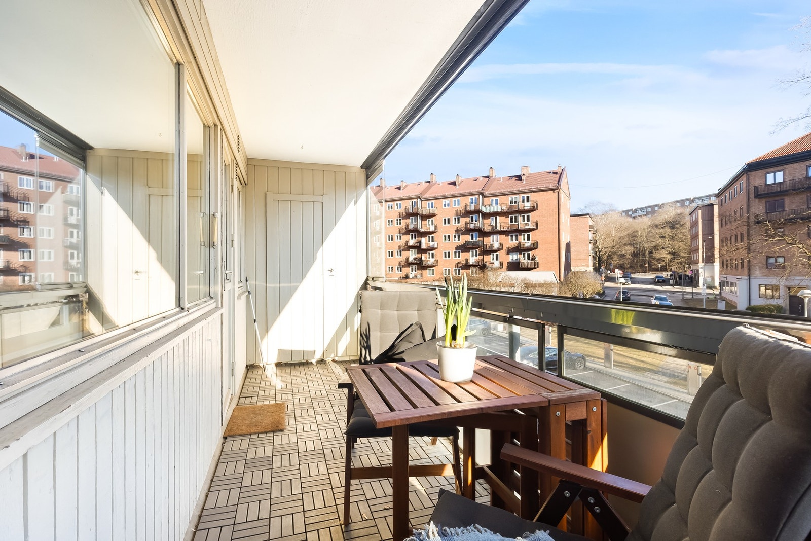 Fra stue er det utgang til innglasset balkong. Praktisk utvendig bod på balkongen, perfekt for puter og pledd til utemøblement Galleribilde