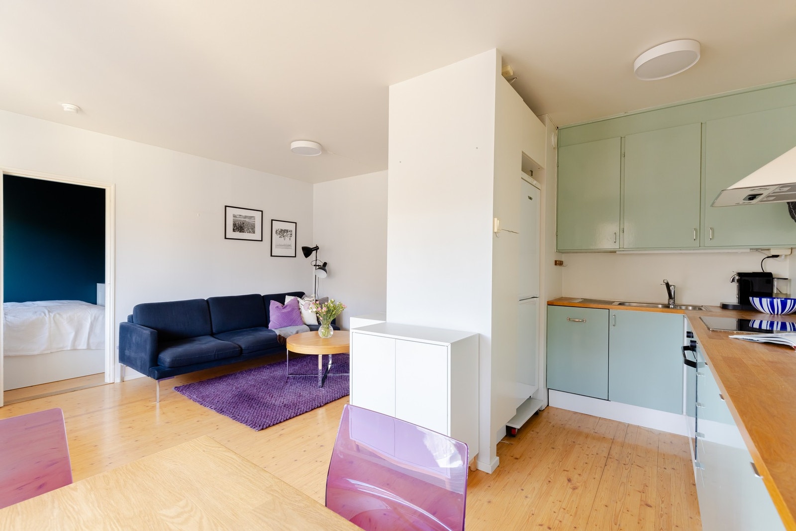 Kjøkkenet har rikelig med skap- og benkeplass. Galleribilde