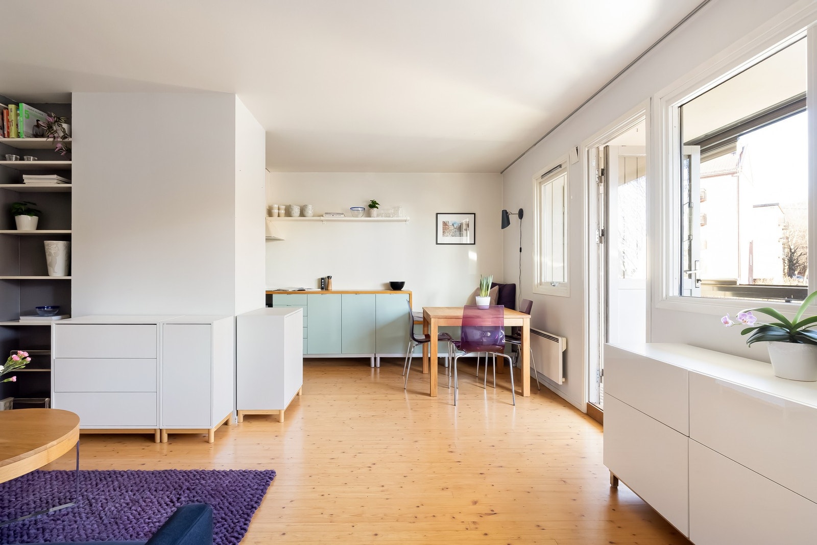 Romslig stue med naturlig lys, samt lite innsyn Galleribilde