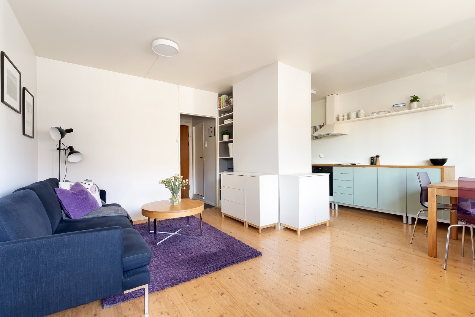 Stuen har flere møbleringssoner, hvor du har en naturlig del av stuen for tv- og sofagruppe Galleribilde