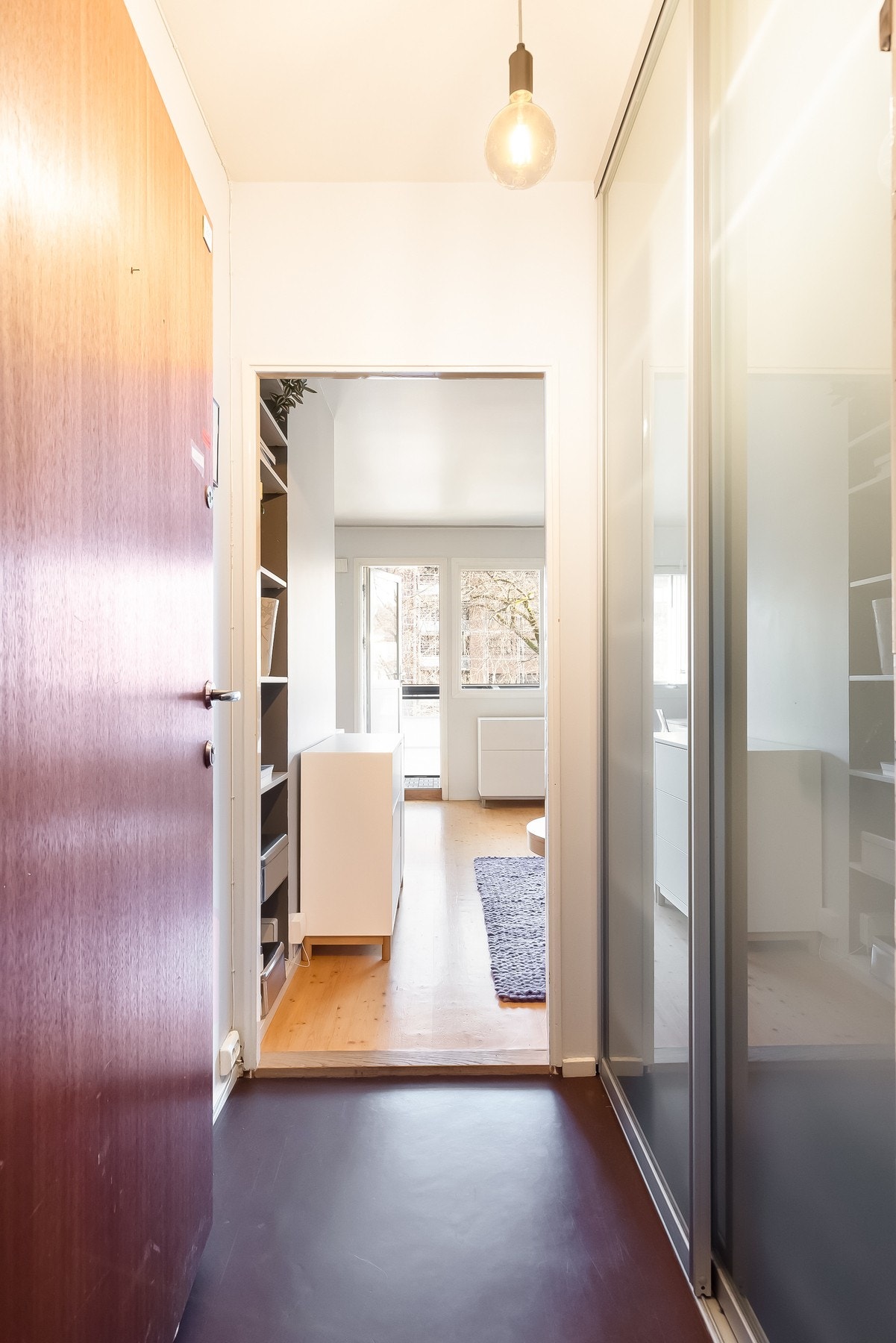 Velkommen inn til det som kan bli ditt nye hjem! Entréen er lys og innbydende, og har praktisk skyvedørsgarderobe. Galleribilde