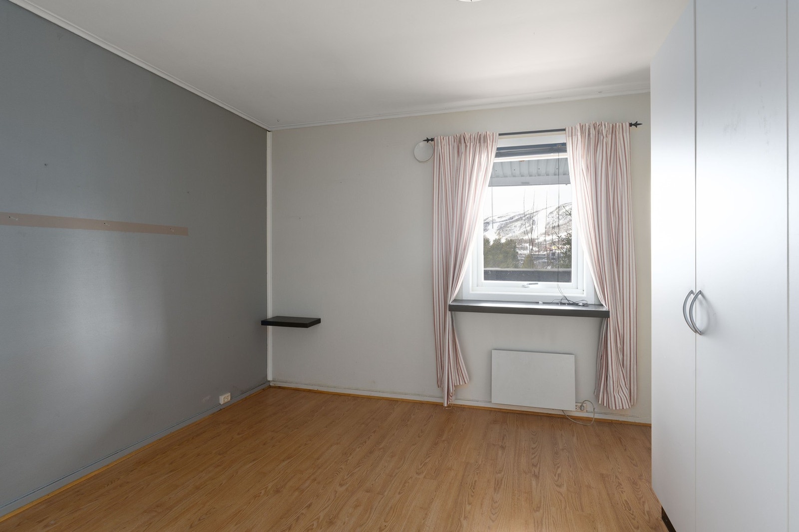 Leiligheten har et stort soverom Galleribilde