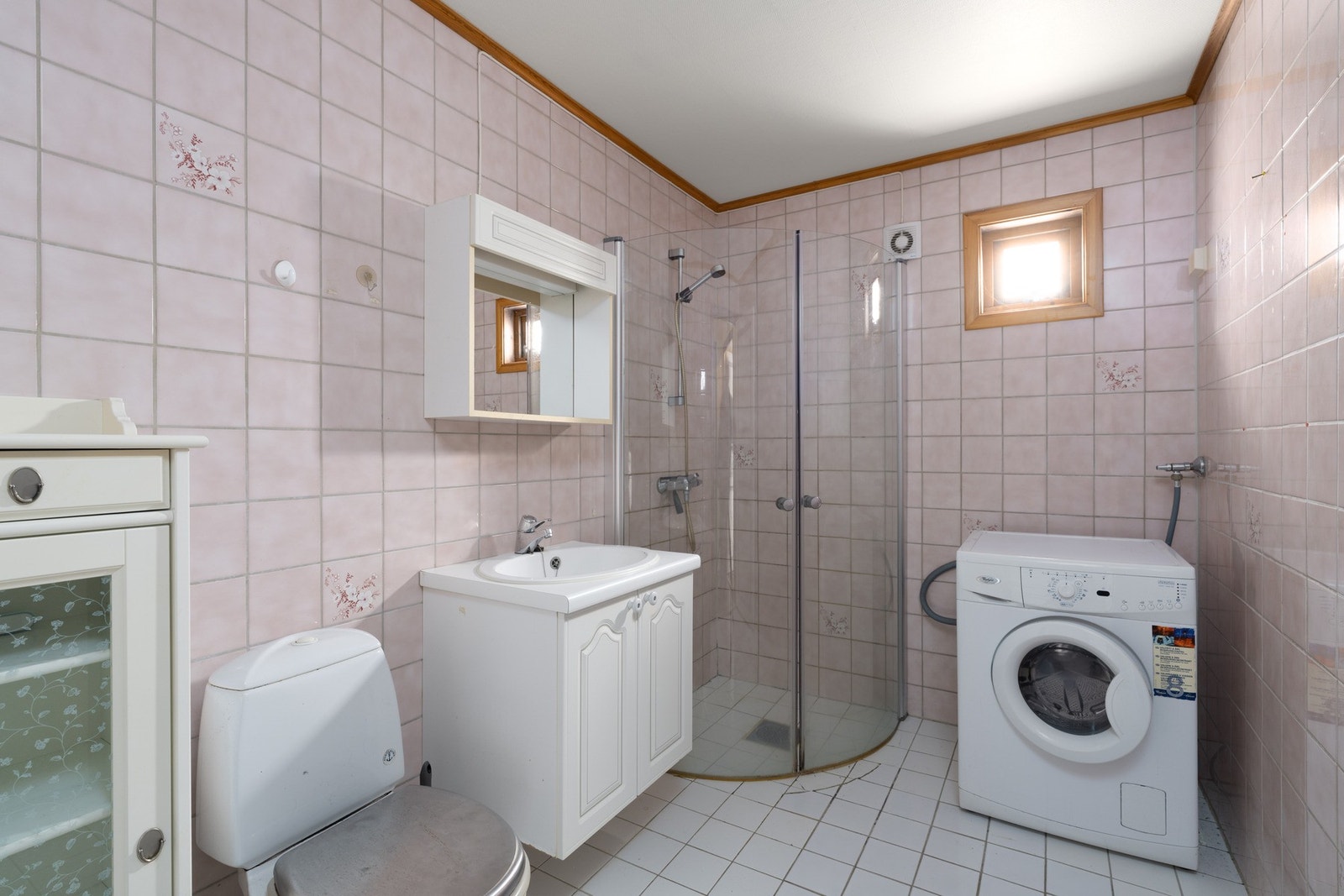 Flislagt bad med opplegg for vaskemaskin Galleribilde